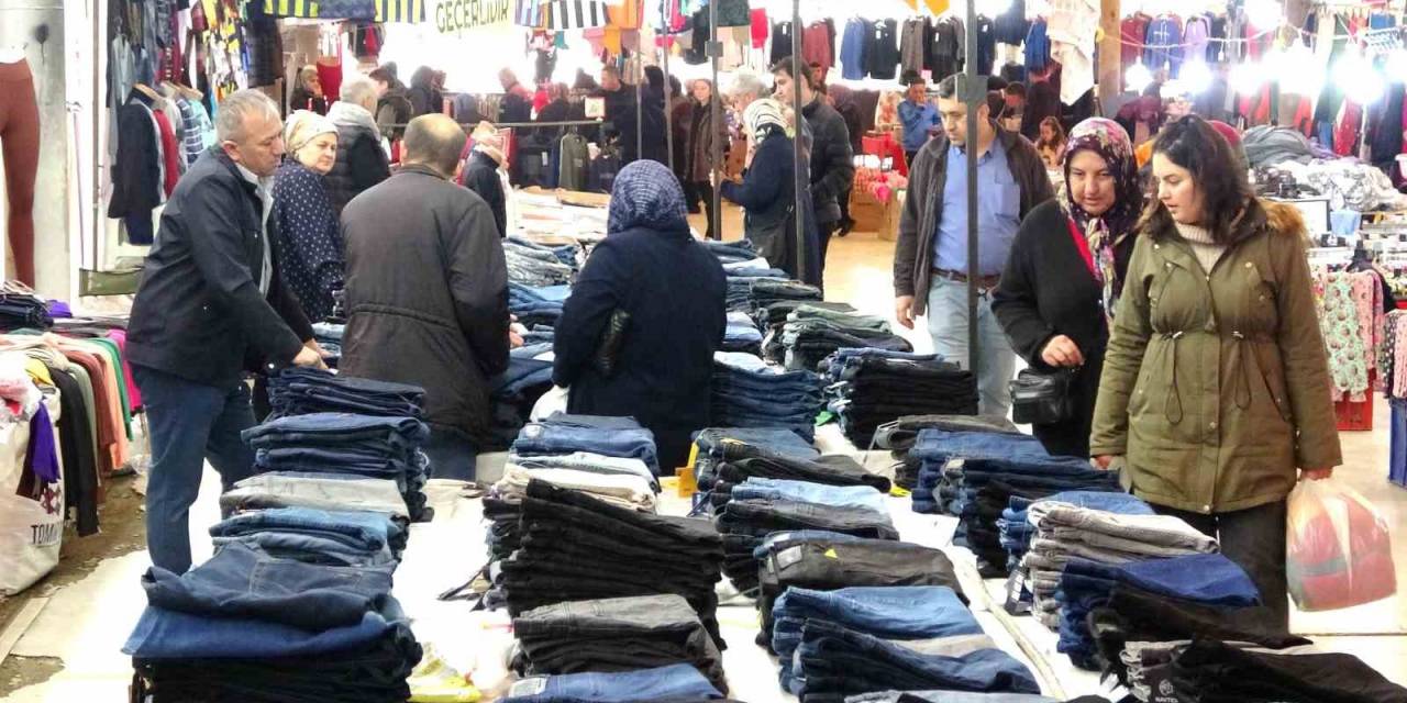 Kütahya’da Kıyafet Pazarı Vatandaşların Akınına Uğruyor