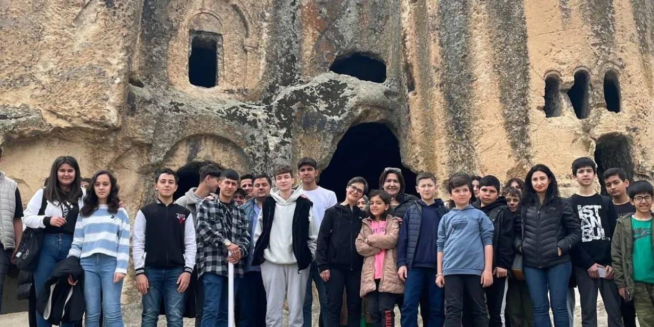 Kyk Yurtlarında Kalan Depremzede Çocuk Ve Gençler Tarihi Frig Vadisi’ni Gezdi