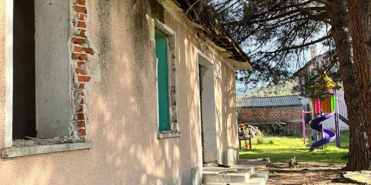 Burhaniye’de Eski Okul Binası Tehlike Saçıyor