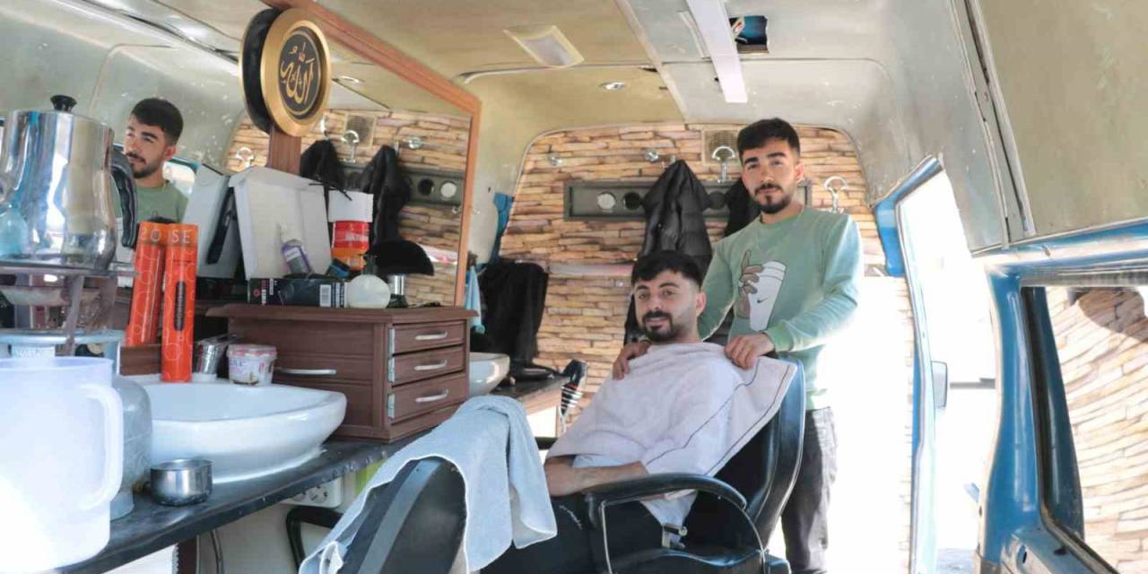 Deprem İş Yerini Yıktı, Yılmadı Minibüs Alıp İşine Devam Etti