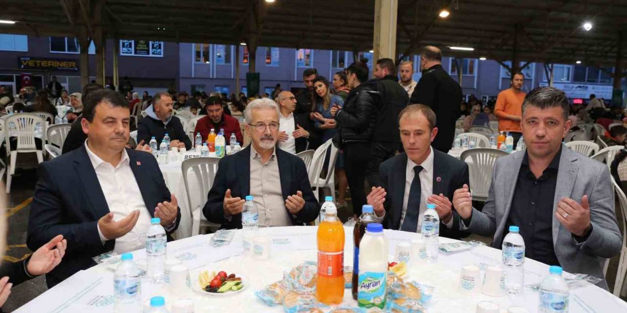 Nilüfer’de Yüzlerce Kişi Aynı Sofrayı Paylaşıyor