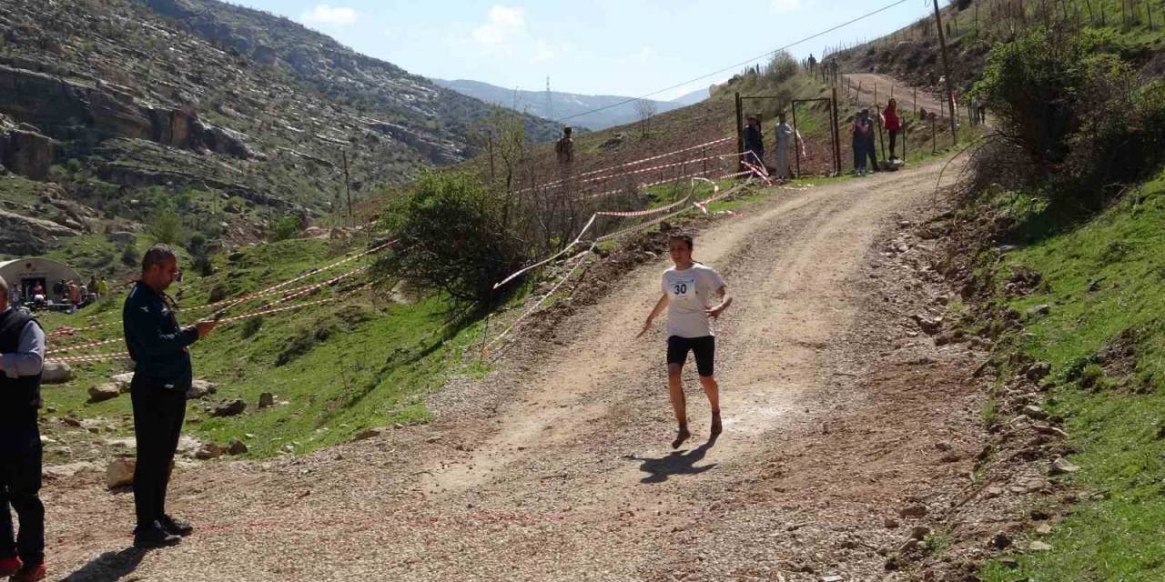 Yarışmada Ayakkabısı Yırtılan Kadın Sporcu, Koşuyu Yalın Ayakla Tamamlandı