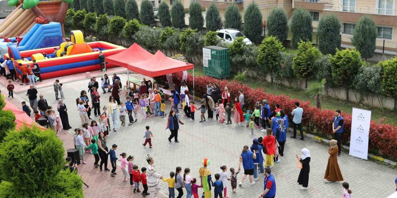 Depremzede Çocuklar 23 Nisan Etkinliğinde Eğlendi