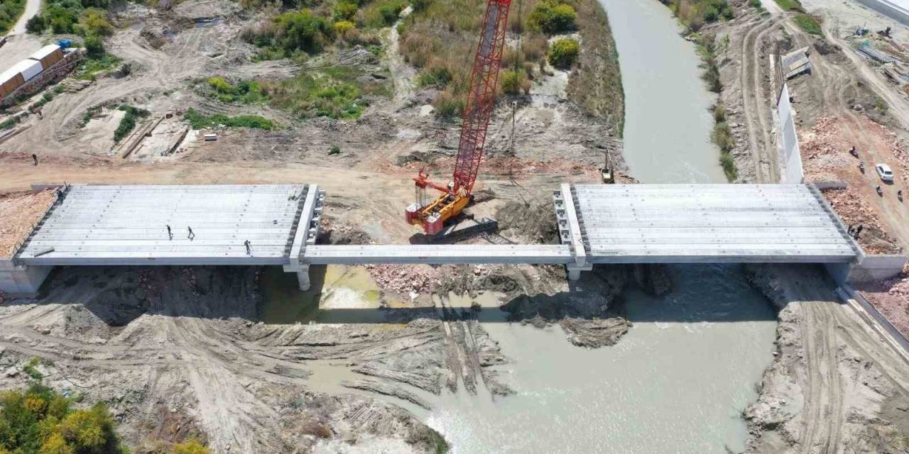 Antalya İle Muğla’yı Birleştirecek Patara Köprüsü’nün Kirişleri Yerleştirildi