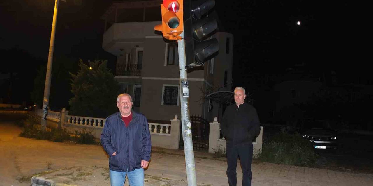 Burhaniye’de Hasarlı Trafik Işığı İlgi Bekliyor