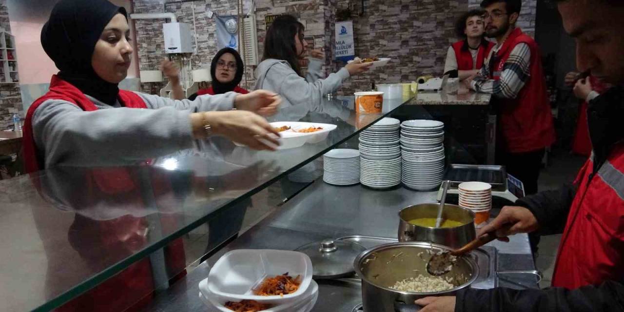Gönüllü Gençlerden İhtiyaç Sahibi Ailelere İftar Yemeği