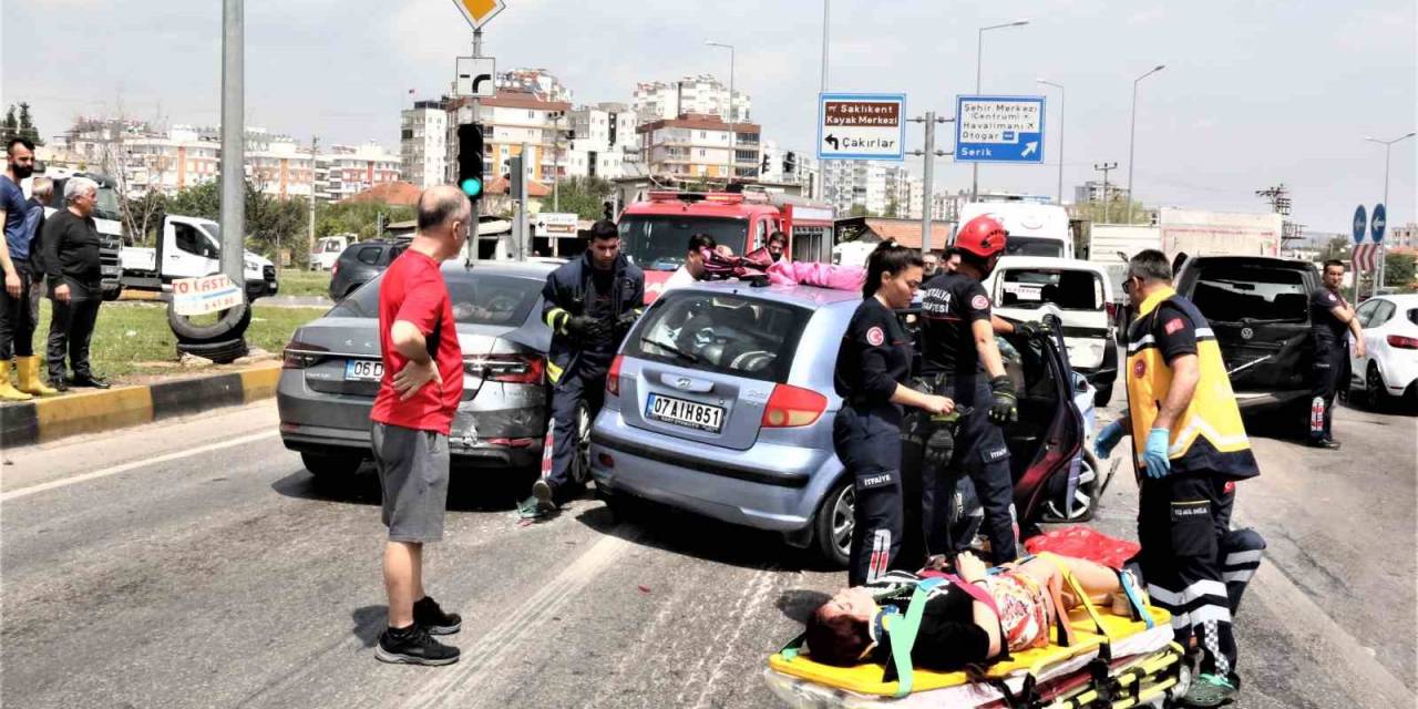 Antalya’da 4 Aracın Karıştığı, 7 Kişinin Yaralandığı Kazada Can Pazarı Yaşandı