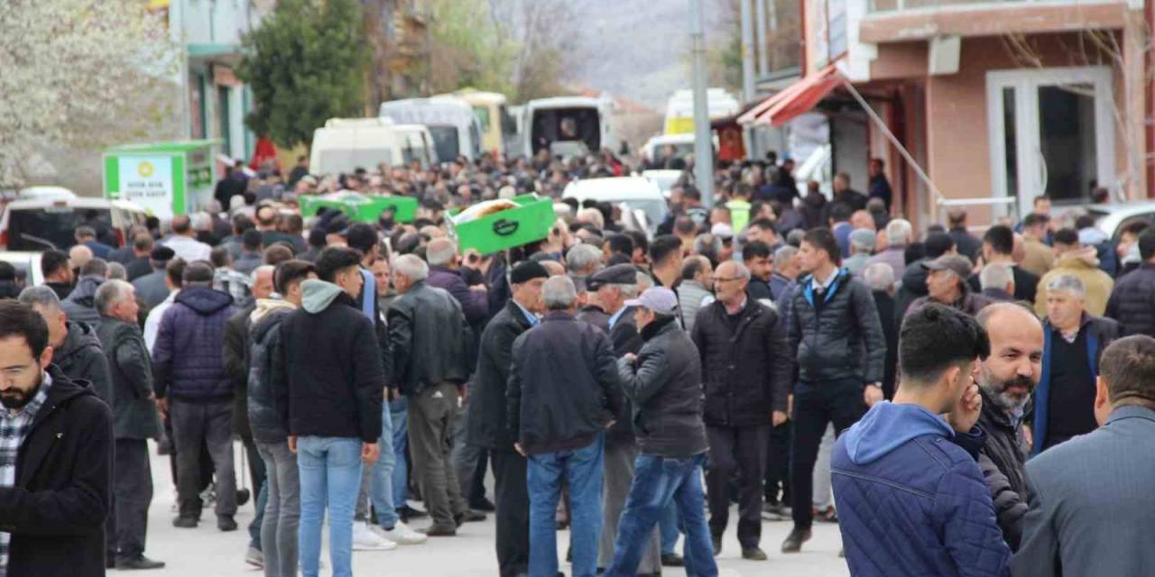Kazada Hayatlarını Kaybeden 16 Yaşındaki İki Arkadaş Toprağa Verildi