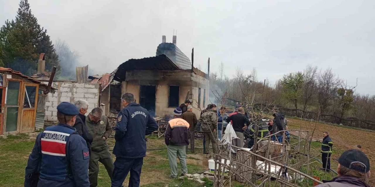 Çıkan Yangın Tek Katlı Evi Kül Etti