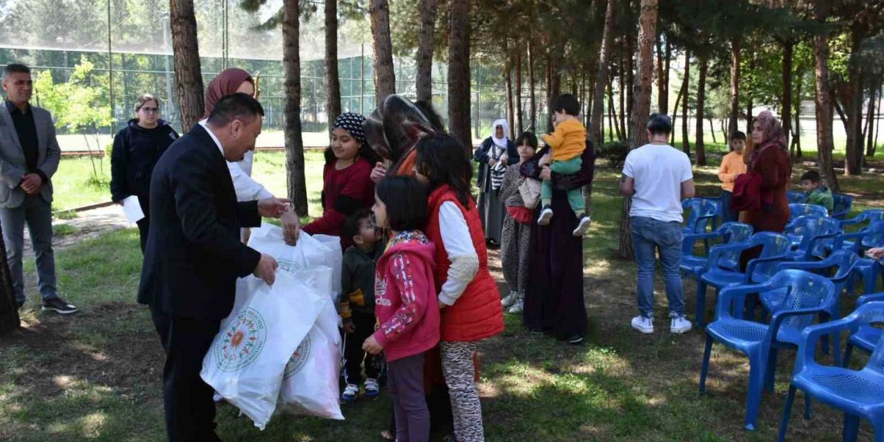 Bağlar Belediyesi Bayram Öncesi İhtiyaç Sahibi Vatandaşlara Giysi Desteğinde Bulundu