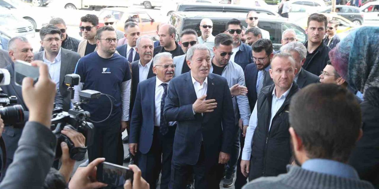 Bakan Akar; Şehit Aileleri Ve Gaziler Derneği’ni Ziyaret Etti
