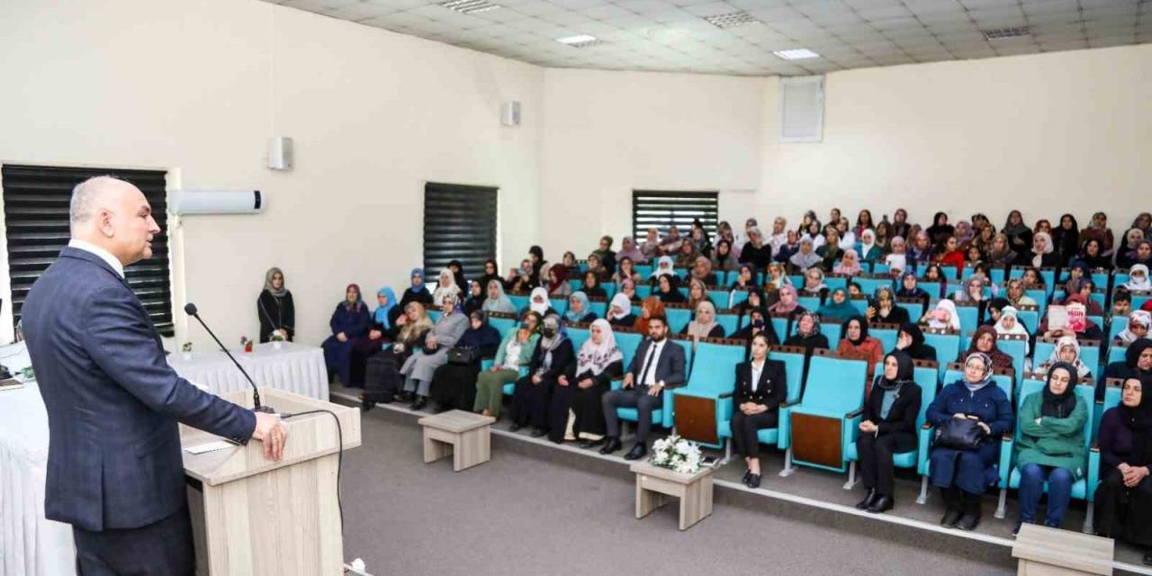 Van Büyükşehir Belediyesinden Kadınlara Yönelik Hatim Programı
