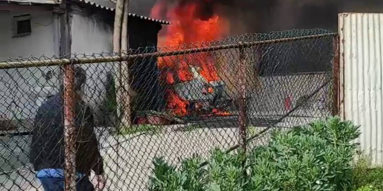 Başakşehir’de Evin Bahçesinde Park Halinde Olan Otomobil Alev Topuna Döndü