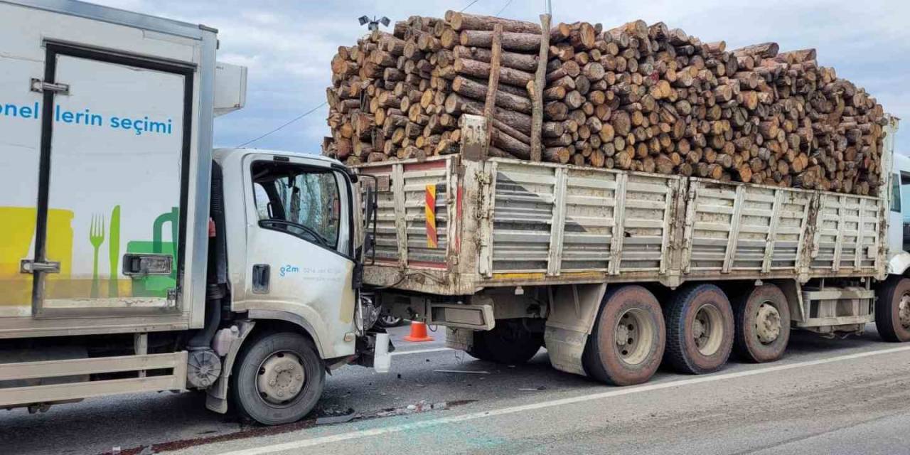 Kamyonet Tomruk Yüklü Kamyona Arkadan Çarptı: 1 Yaralı