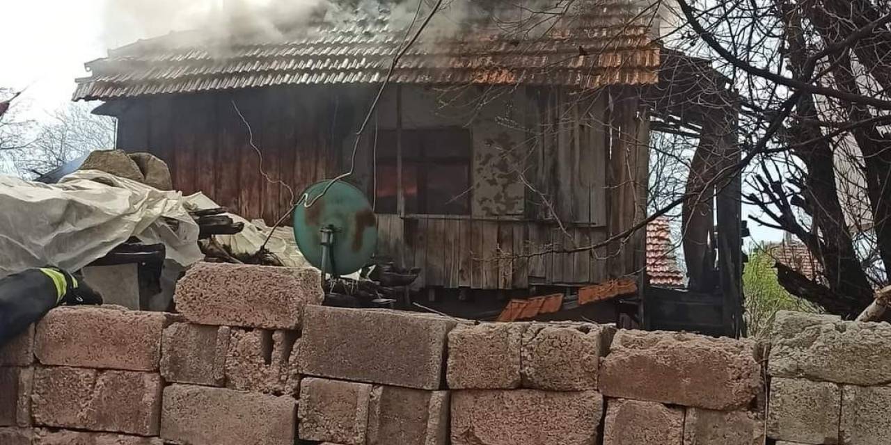 Antalya’da Evdeki Yangında Dumandan Zehirlenen Şahıs Hayatını Kaybetti