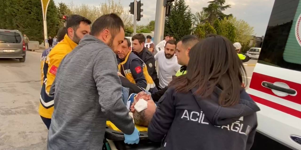 Kocaeli’de İki Otomobil Çarpıştı, Yol Trafiğe Kapandı: 5 Yaralı