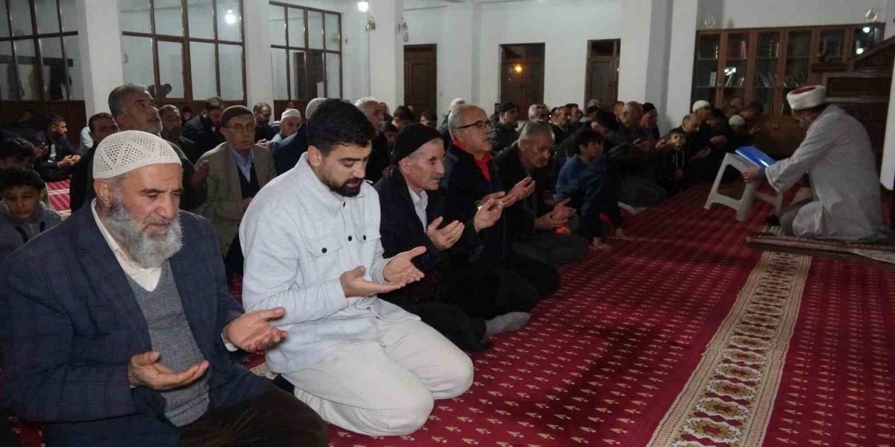 Vanlılar Kadir Gecesi’nde Camilere Akın Etti