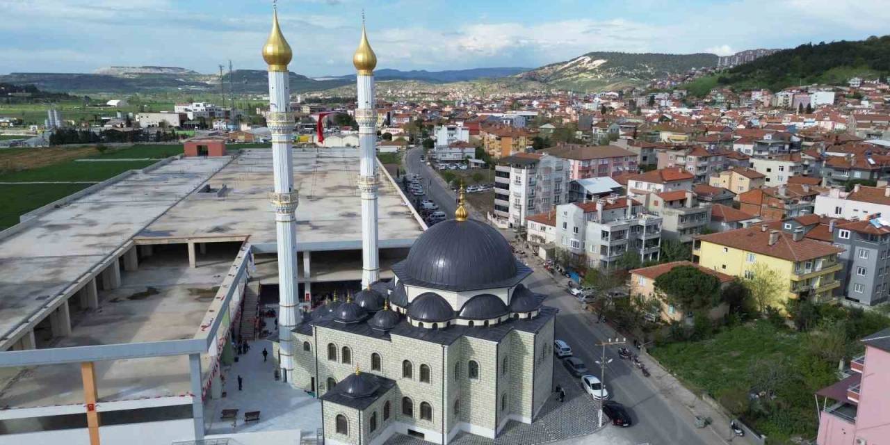 Bigadiç Merkez Camii Kadir Gecesi’nde İbadete Açıldı