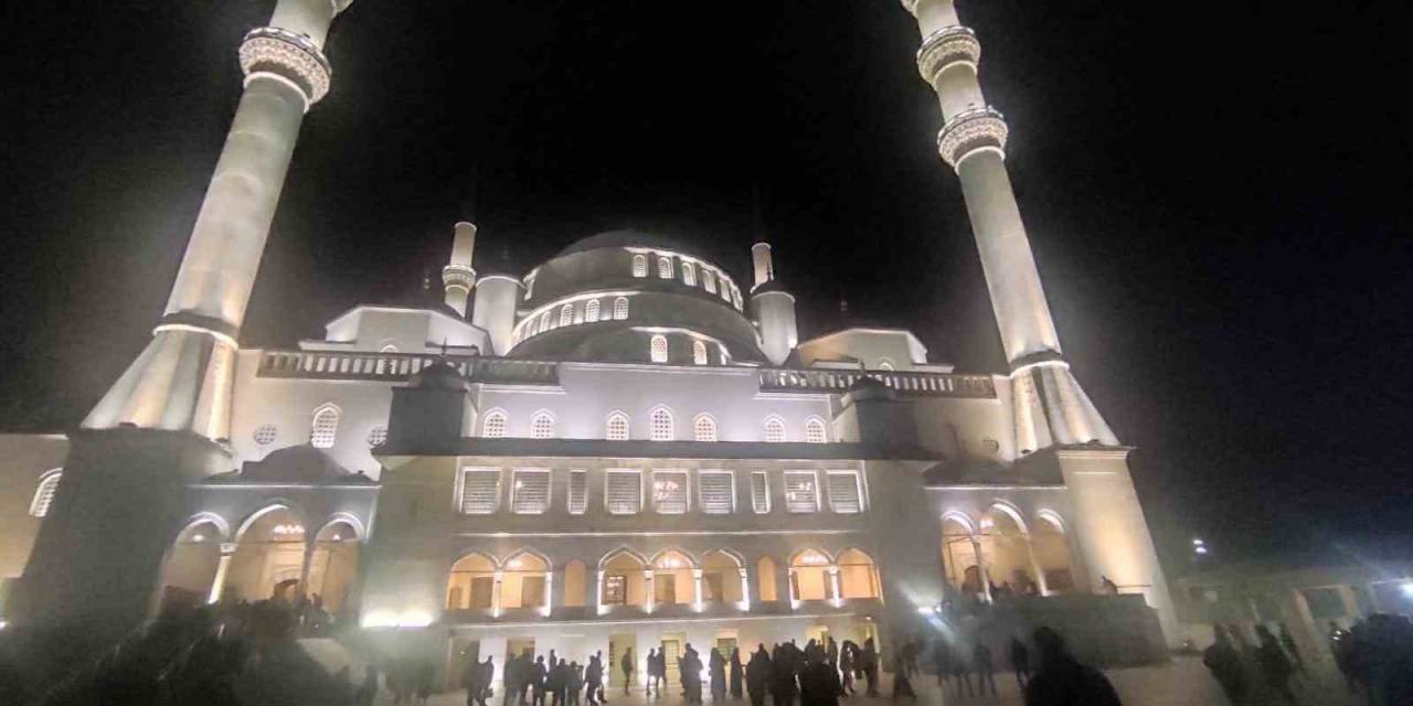 Ankara’da Vatandaşlar Kadir Gecesi’nde Camilere Akın Etti
