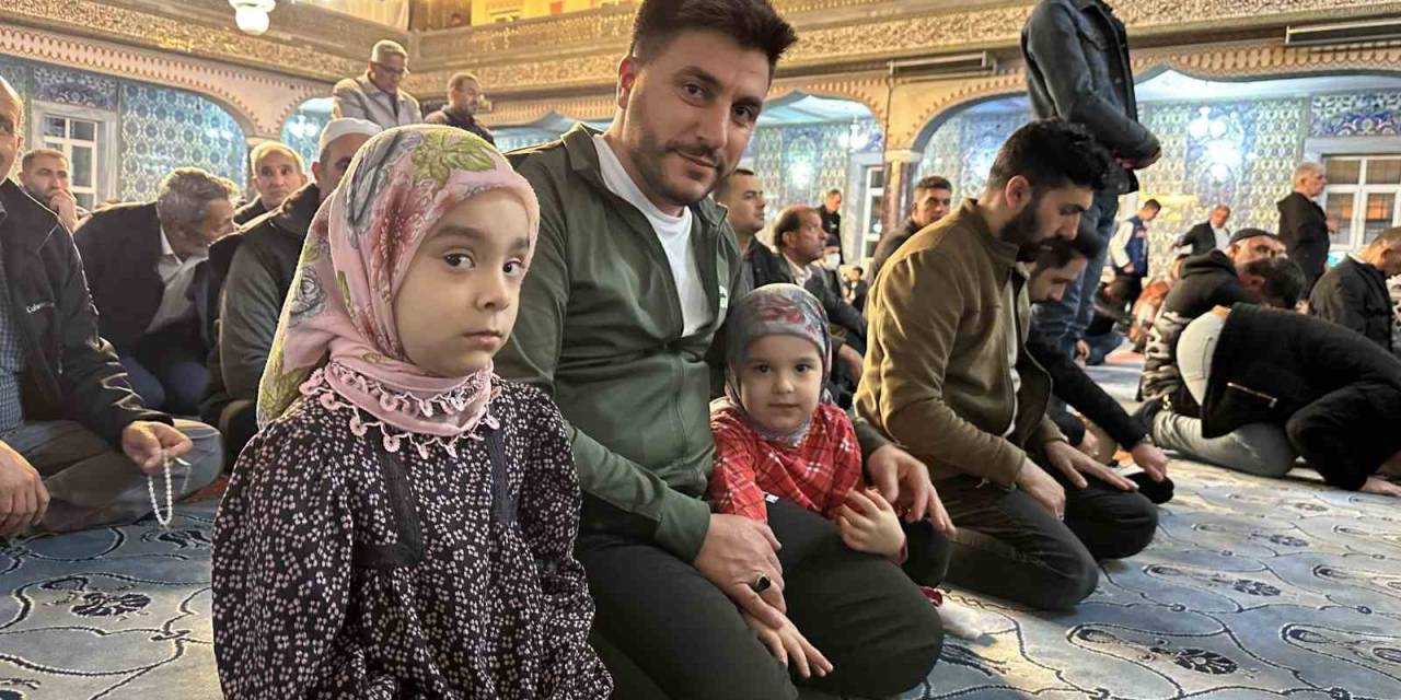 Kadir Gecesi’nde Vatandaşlar Camilere Akın Etti