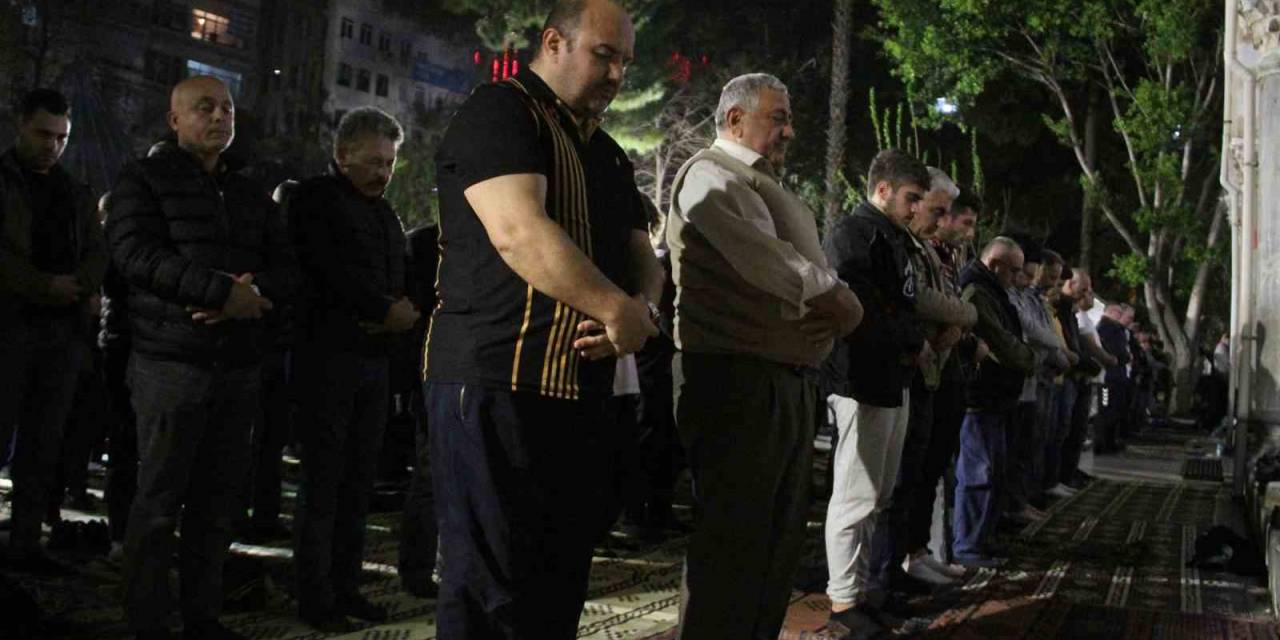 Antalya’da Kadir Gecesi’nde Camiler Doldu Taştı