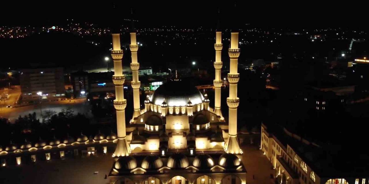 Kırıkkale’de 7’den 70’e Herkes Camilere Akın Etti: Kadir Gecesi Dualarla İdrak Edildi