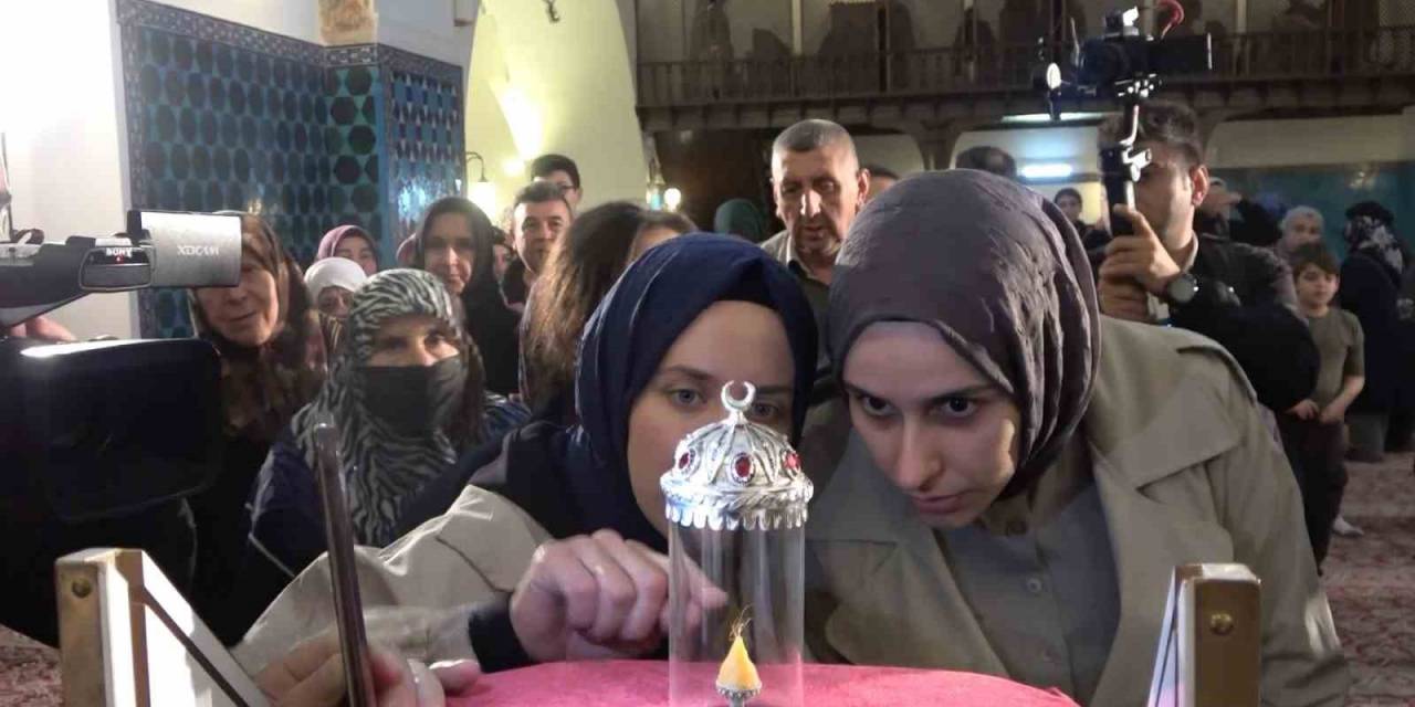 Asırlık Camide Sakal-ı Şerif İzdihamı