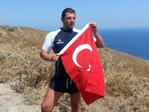 Milli Yüzücü Yunan Adasında Türk Bayrağı Açtı