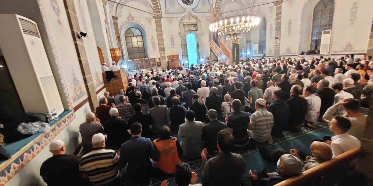 Kadir Gecesi’nde Camiler Doldu Taştı