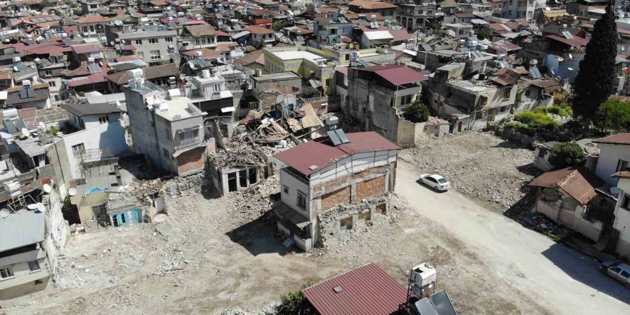 Hatay’da Enkazların Gölgesinde Bayram Hazırlığı