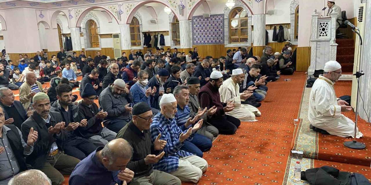 Kulu’da Kadir Gecesi’nde Vatandaşlar Camilere Akın Attı