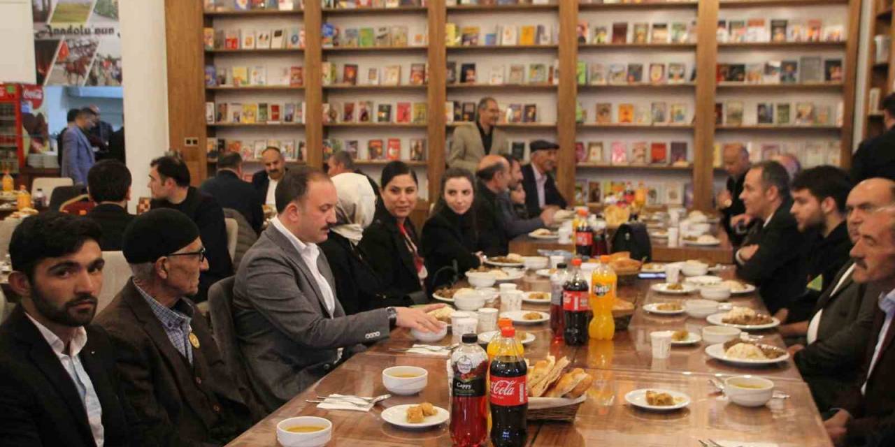 Malazgirt’te Depremzedeler, Şehit Aileleri Ve Gaziler Onuruna İftar Yemeği