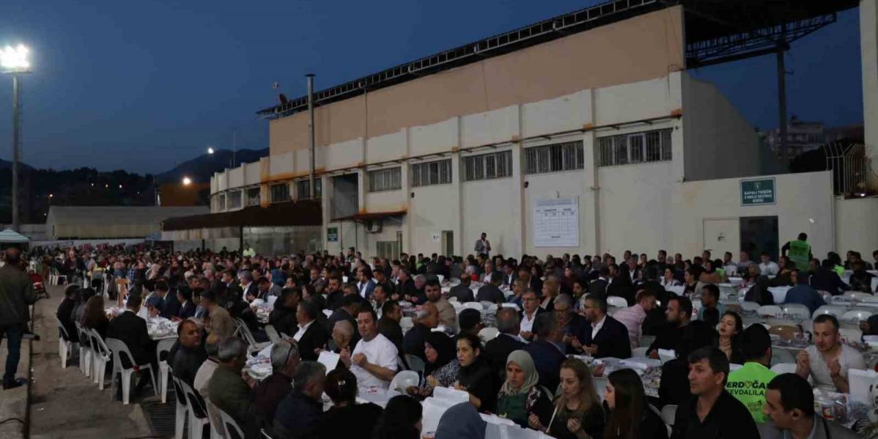 Ak Parti Aydın’da 5 Bin Kişilik İftar Yemeği Düzenledi