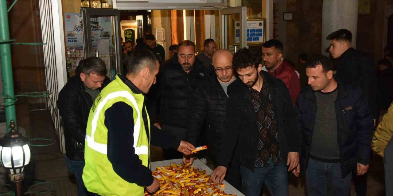 Bozüyük Belediyesi’nden Kadir Gecesi’nde Şeker İkramı