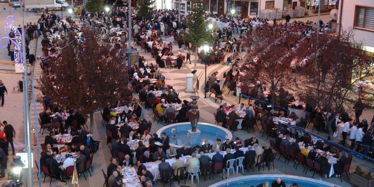 Pazaryeri İlçesinde 4 Bin 500 Kişi İftar Sofrasında Buluştu