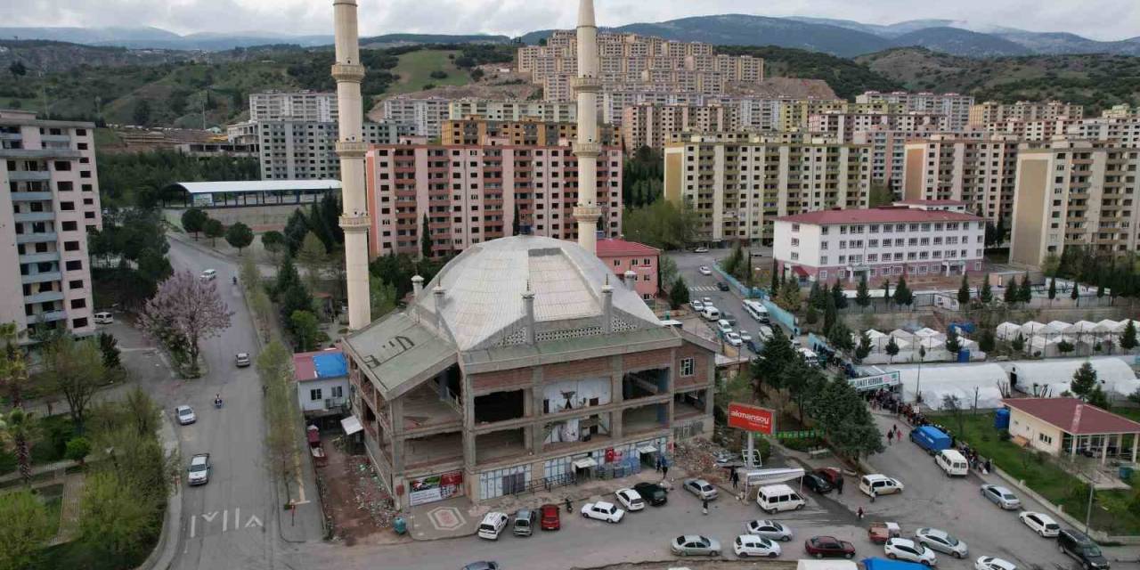 Cami Hasar Aldı, 3 Şerefeli 46 Metrelik Minareler Sağlam Kaldı