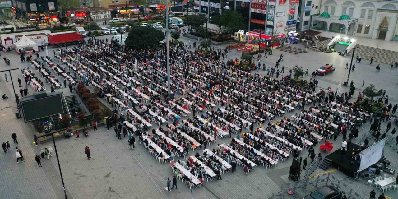 Kadir Gecesi’nde Binlerce Esenyurtlu Aynı Sofrada Buluştu
