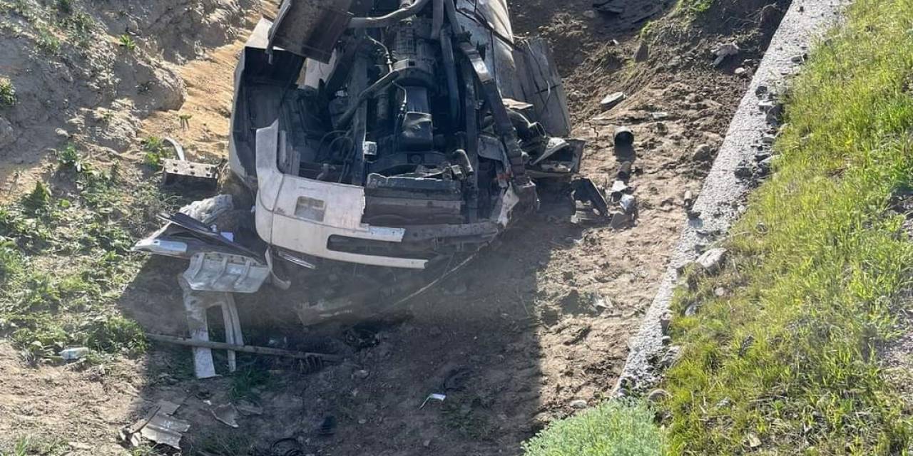 Şarampole Devrilen Kamyonun Sürücüsü Hayatını Kaybetti