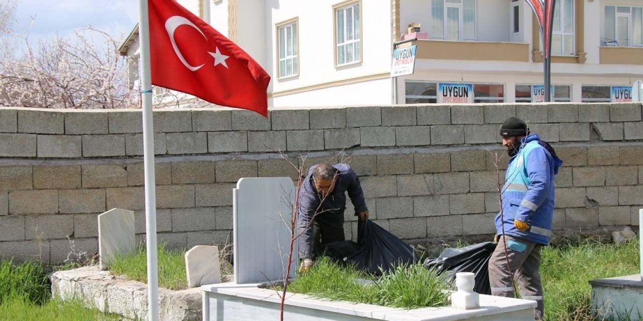 Erciş’te Bayram Öncesi Mezarlıklarda Temizlik Çalışması