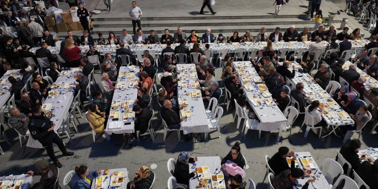 Burhaniye’de 5000 Kişilik İftar Yemeği