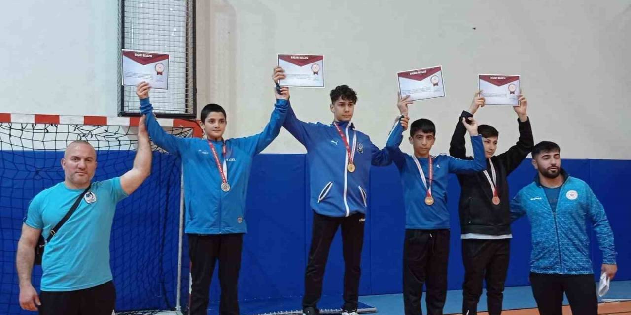 Yunusemreli Güreşçiler Antalya’da 5 Madalya Kazandı
