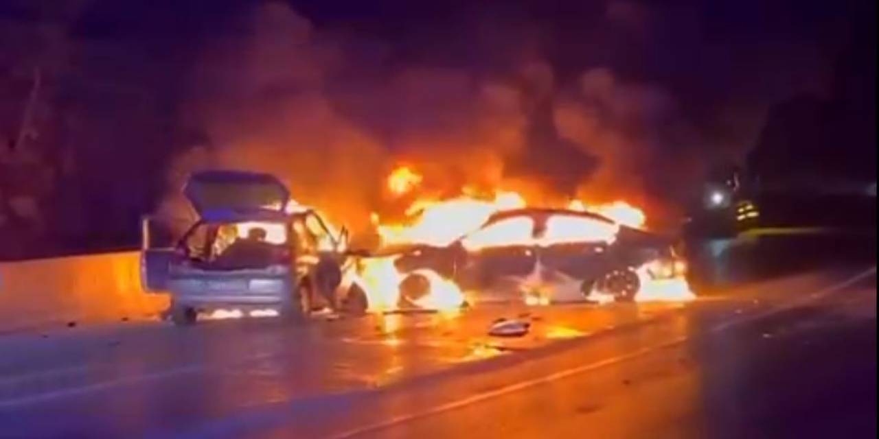 İki Aracın Alevlere Teslim Olduğu Kazada 1 Ölü, 3 Yaralı