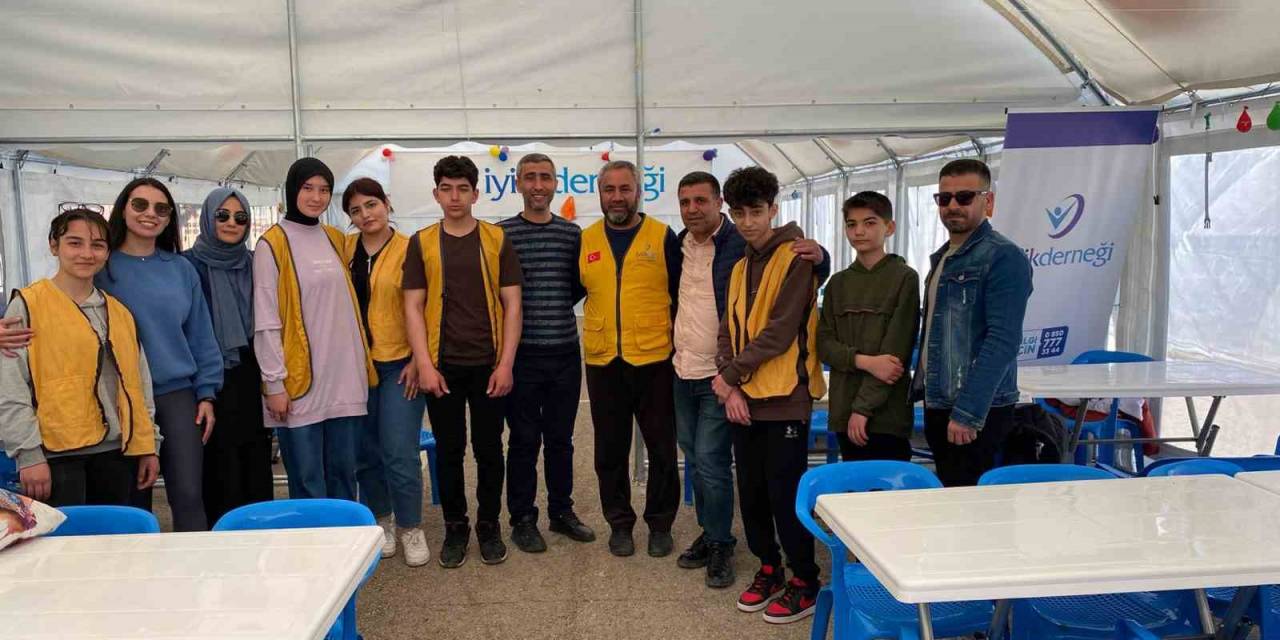 Öğrenciler Depremzedeler İçin Yardım Topladı