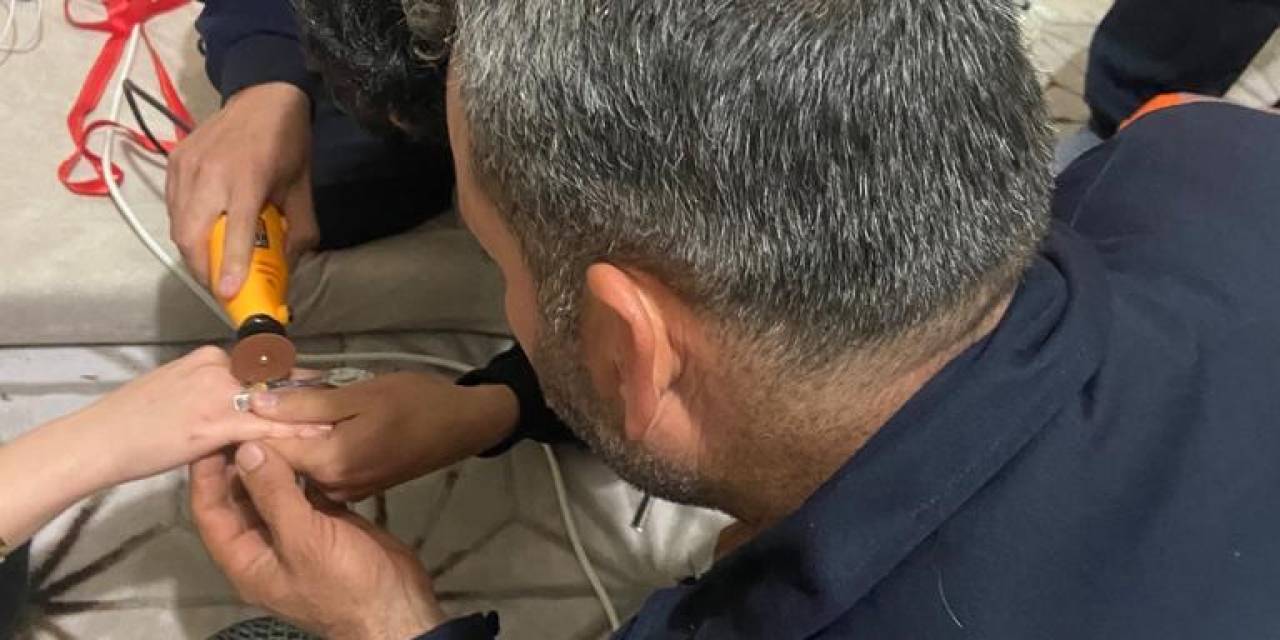 Siirt’te Genç Kadının Parmağına Sıkışan Yüzük İtfaiye Ekiplerince Çıkarıldı