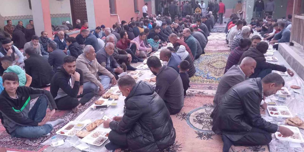 Diyarbakır’da Yüzlerce Medrese Talebesi İftarda Buluştu