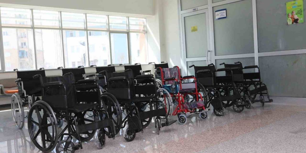 Van Büyükşehir Belediyesinden 10 Vatandaşa Tekerlekli Sandalye