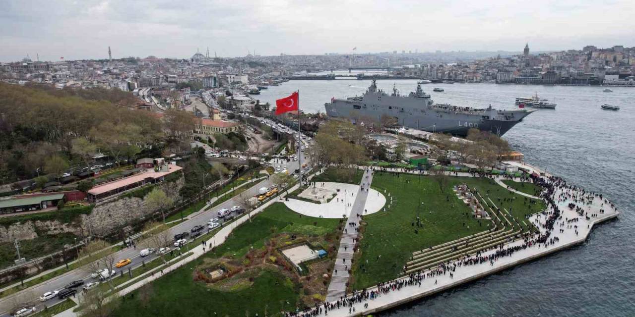 Tcg Anadolu Gemisini Görmek İsteyen Vatandaşlar 2 Km Kuyruk Oluşturdu