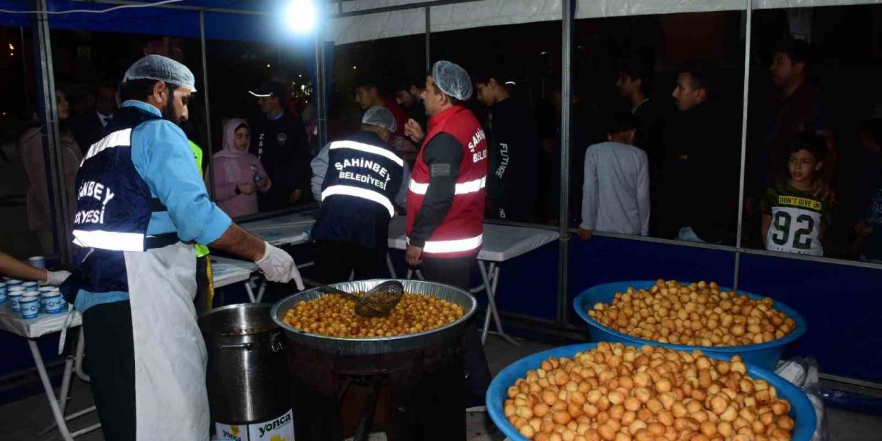 Şahinbey’den Kadir Gecesi’nde Lokma Tatlı İkramı