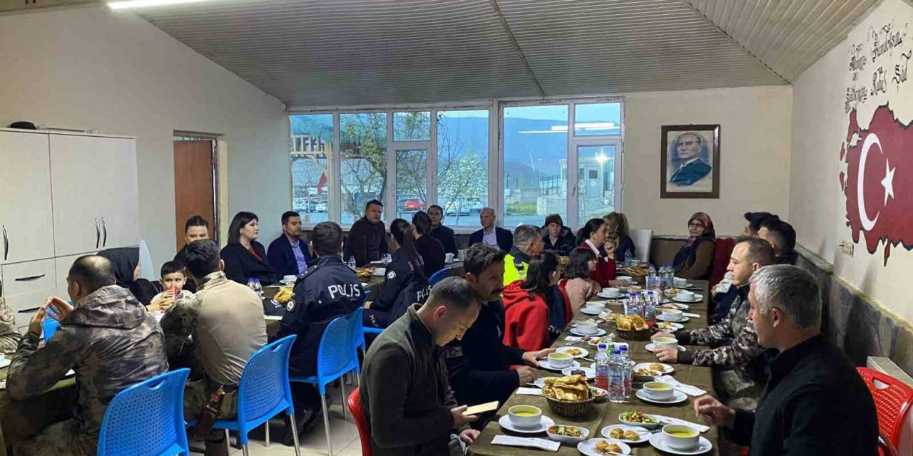 Kağızman’da Polis Ve Depremzede Aileler İftarda Buluştu