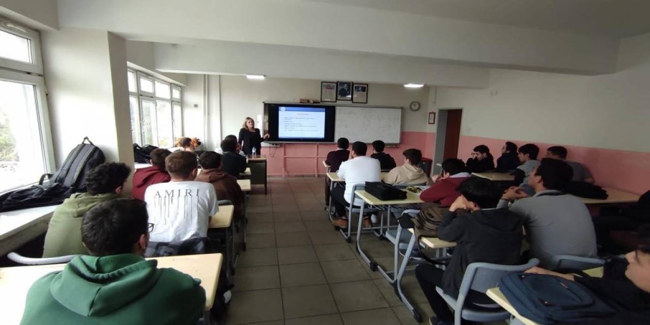 Öğrencilere Özgeçmiş Hazırlama Sunumu Yaptılar